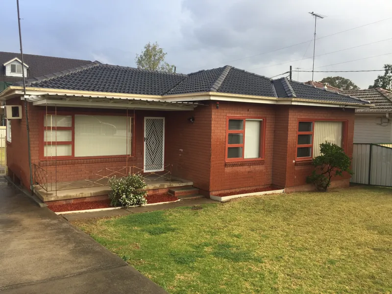 Older-style house with plenty of back yard - Penrith CBD!
