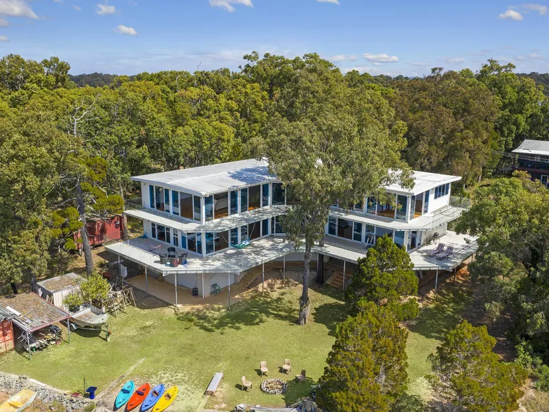 Live Work and PLay in Style! .... Waterfront Multilevel Entertainer!