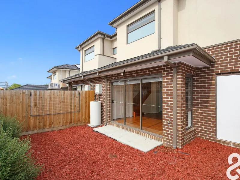 AIR CONDITIONING BOTH UPSTAIRS AND DOWNSTAIRS!