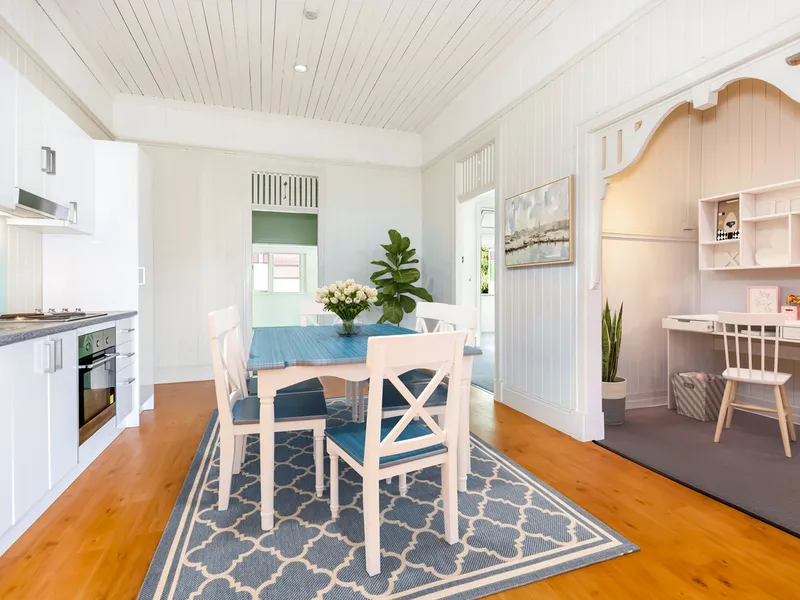Charming Cottage Style Unit in Great Location