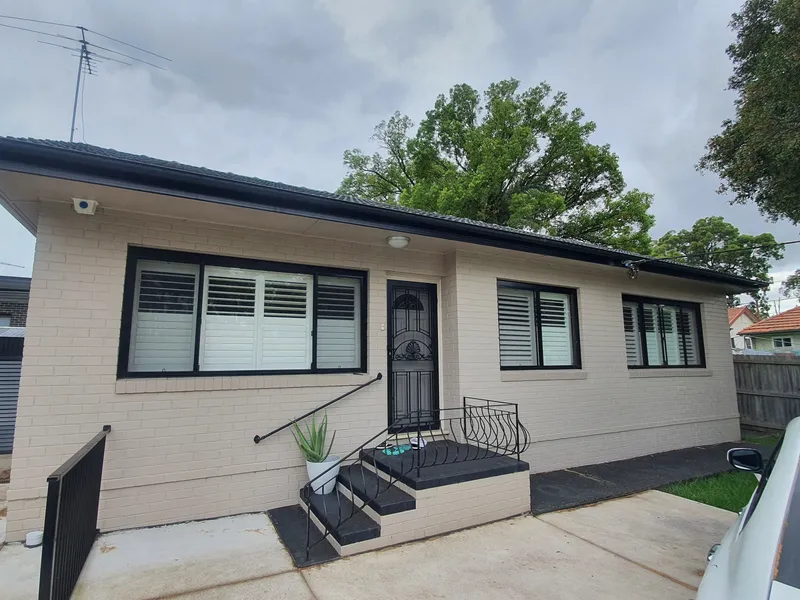 Fully Renovated 3-4 Rooms !!