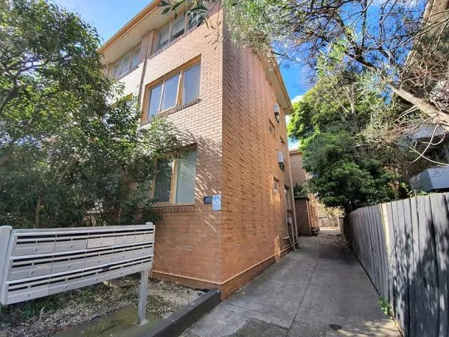 LARGE ONE BEDROOM TOP FLOOR APARTMENT| HODGES CAULFIELD