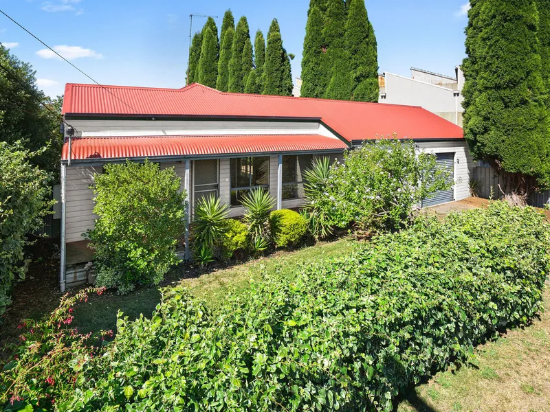 Neat Californian Bungalow within walking distance from local amenities