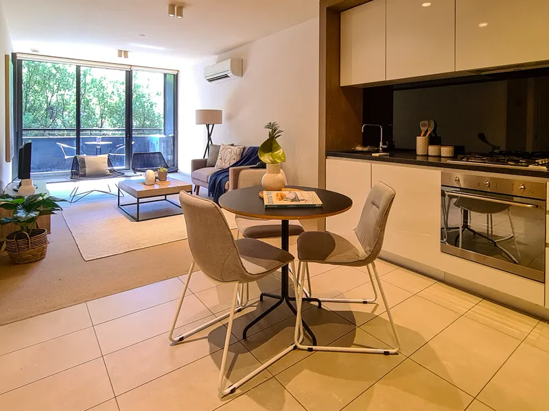 An Absolute Beauty - Overlooking the Albert Park Lake!