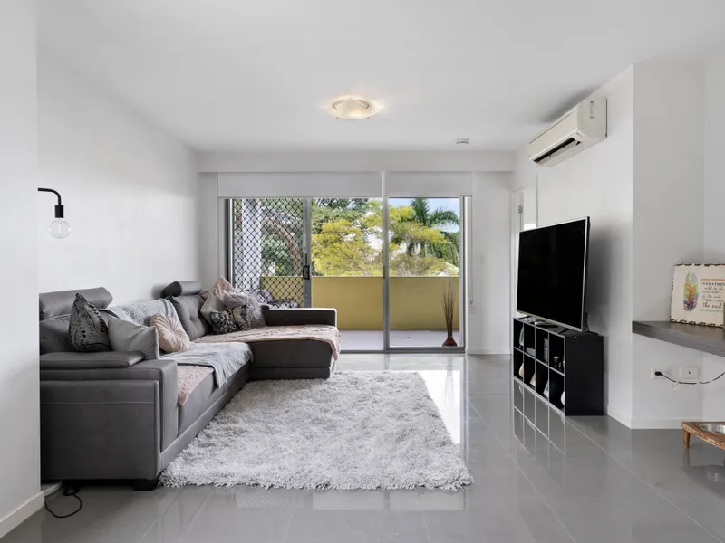 Quality apartment in small complex!!