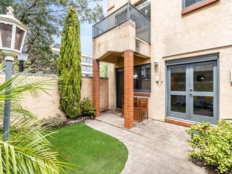CHIC LIVING ON BROUGHAM PLACE  