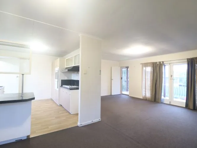 5-Room Large house with 2 separate areas, schools/bus stops close by, Solar panel