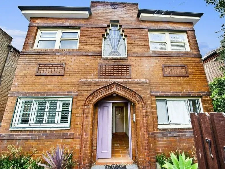 Spacious 2 Bedroom Art Deco Home 