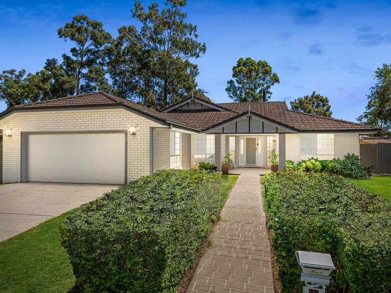 Beautiful Family Home - Sparkling In-ground Pool plus 786m2 block!!!