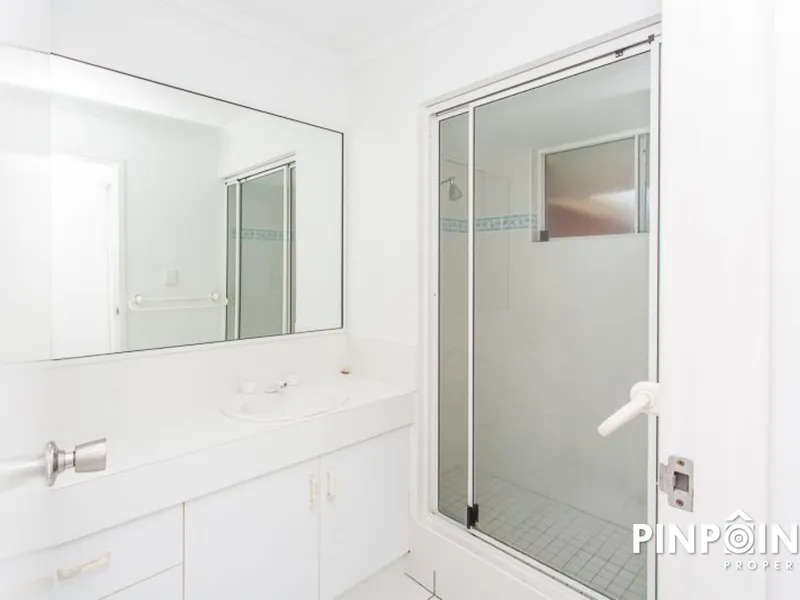 Delightful Townhouse Opposite Dolphin Heads!