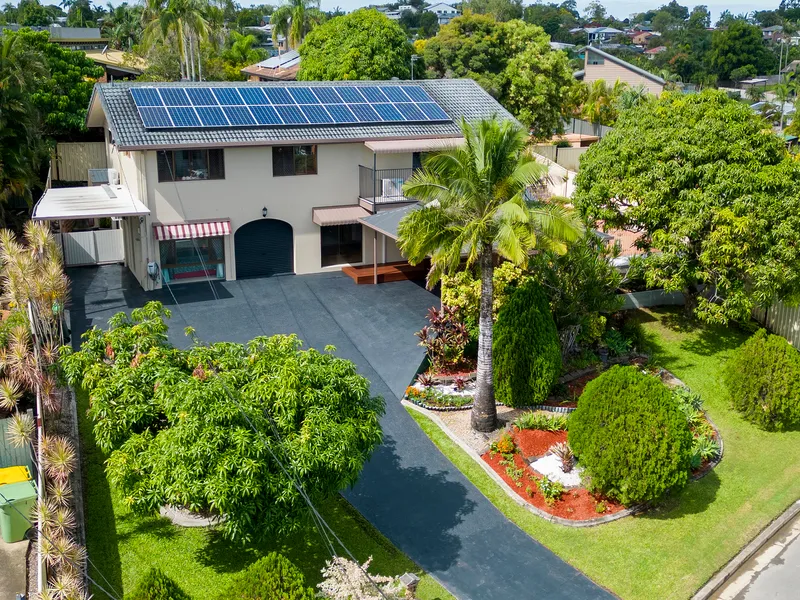 PERFECT DUAL-LIVING OR LARGE FAMILY HOME IN FANTASTIC ASHMORE LOCATION !!!