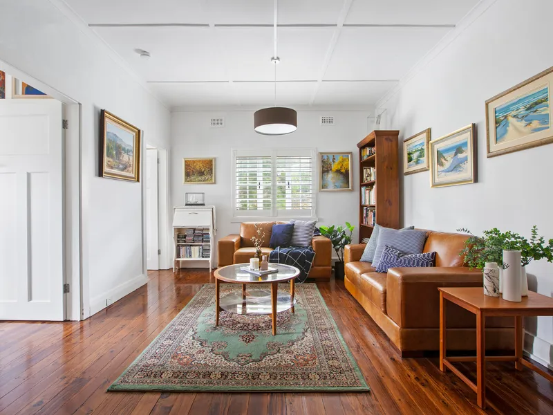 Charming harbourside Art Deco apartment 