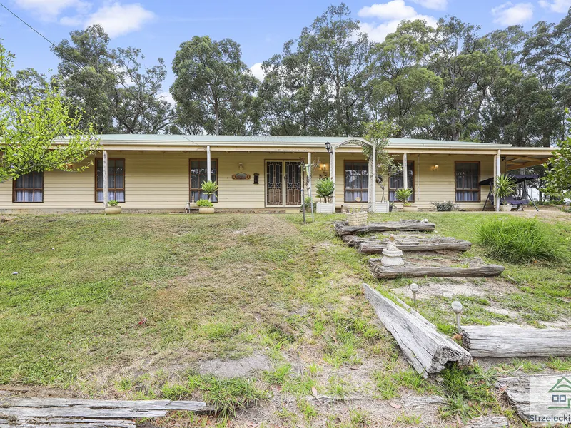 Off The Beaten Track - But only 5 km from town - Family farmlet