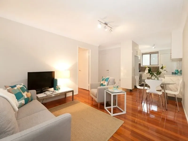 Stylishly Renovated Two Bedroom Unit - Pet friendly