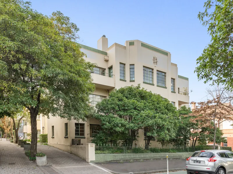 Splendid Art Deco in Leafy Location