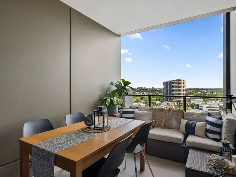 CONTEMPORARYONE-BEDROOM APARTMENT IN THE MIDDLE OF TOOWONG - UNFURNISHED