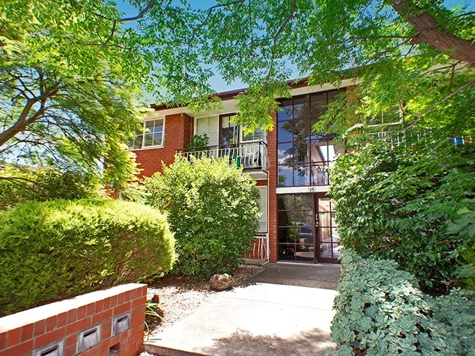 Close to Shops and Transport!