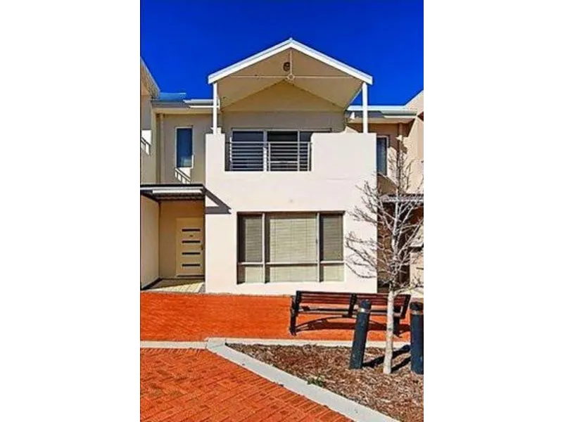 Super Conveniently located Beautiful townhouse, freshly renovated, nest or invest. Q