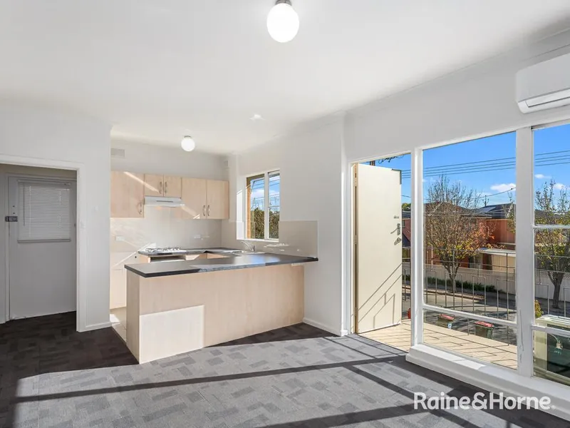 Lovely Light-filled Unit Close To Local Shops & Transport!