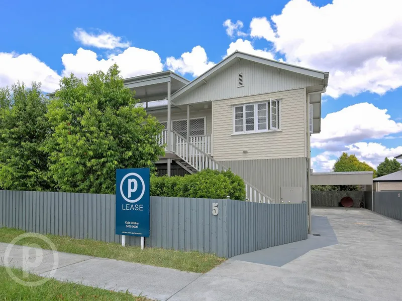 Lovely modern unit in handy location!