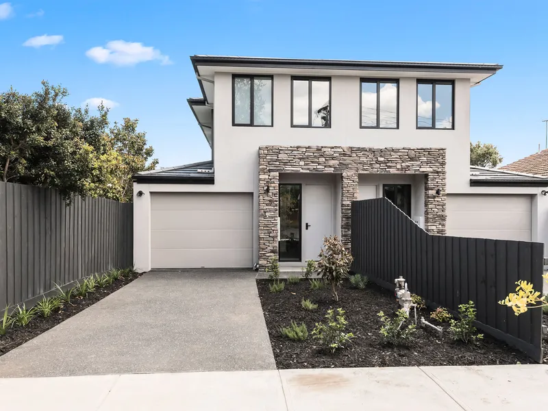 STUNNING NEAR NEW 4/5 BEDROOM TOWNHOUSE