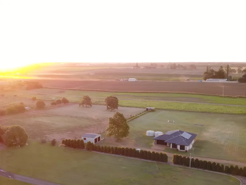 HORSE LOVERS OR SEEKING THE QUITE COUNRTY LIFESTYLE