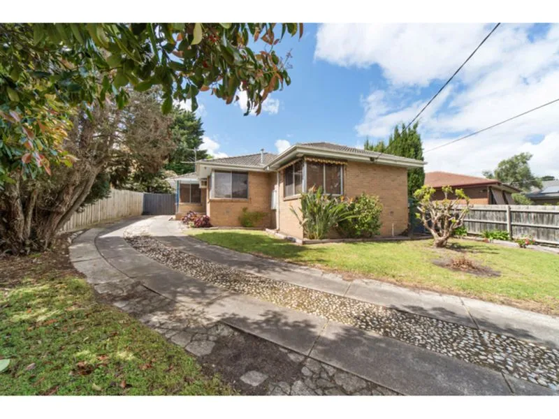 *** Great location - 3 bedroom within the FRANKSTON HIGH SCHOOL ZONE ***