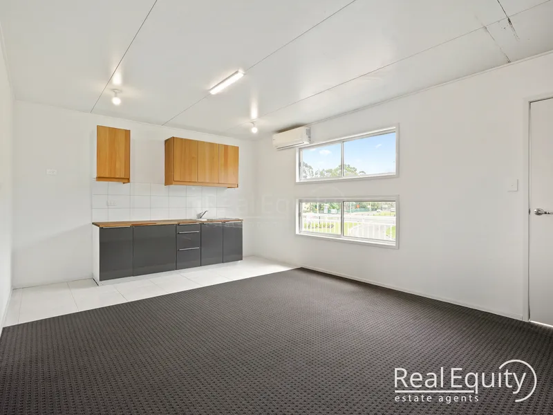 COSY ONE BEDROOM UNIT ABOVE SHOPS