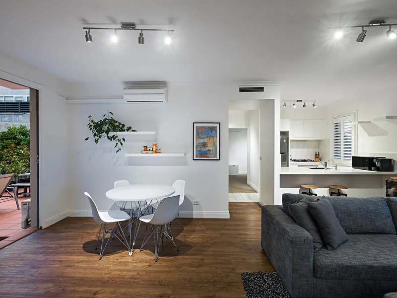 'Nicholson Gardens': tranquil and spacious in superb garden setting