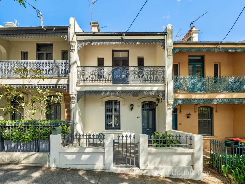 Sunny Victorian Terrace with Garden Oasis
