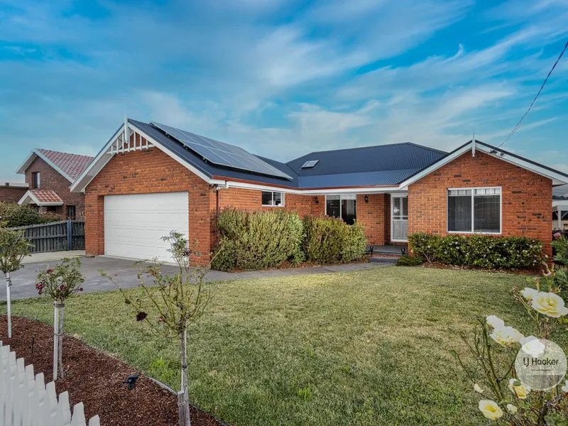 Stunning Views - Modern Living!