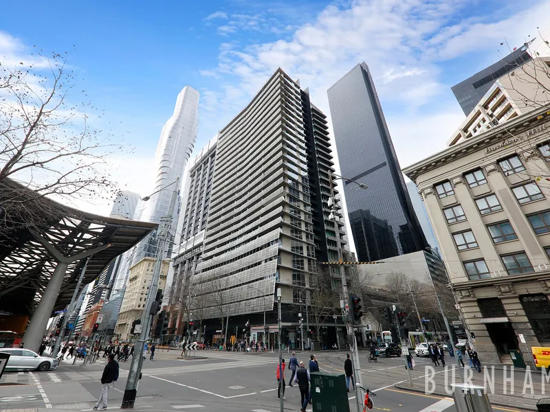 TOP FLOOR PENTHOUSE LIVING IN THE CBD