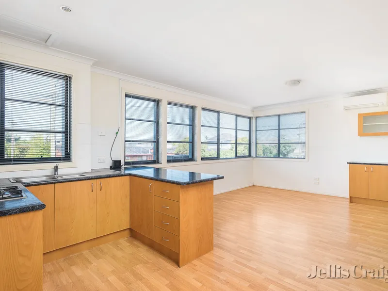 WALKING DISTANCE TO CENTRE ROAD SHOPS & BARS - 2 WEEKS FREE RENT