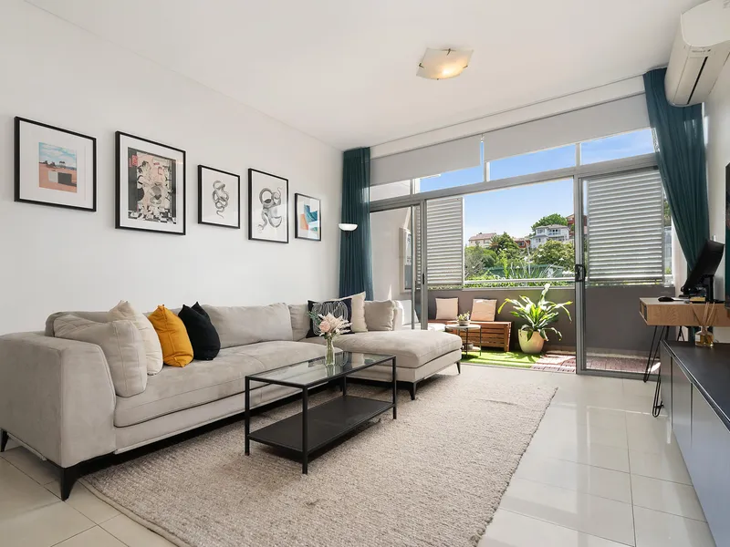 Executive Apartment in Ultra Convenient Locale