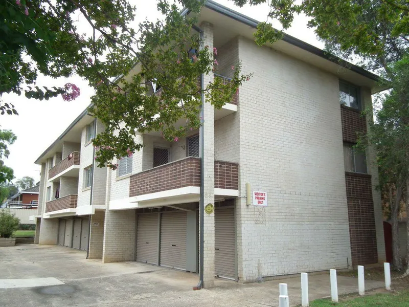 2 BEDROOM UNIT CLOSE TO TRANSPORT