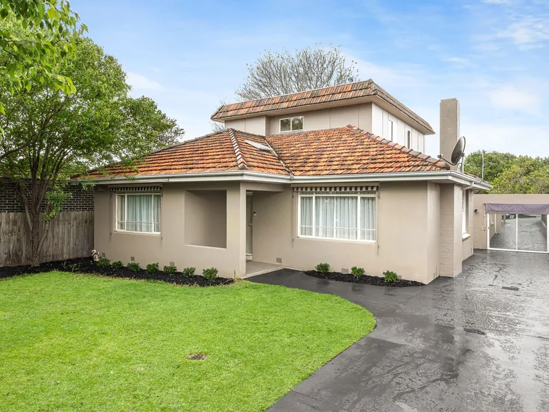 Family entertainer with pool in courtside location