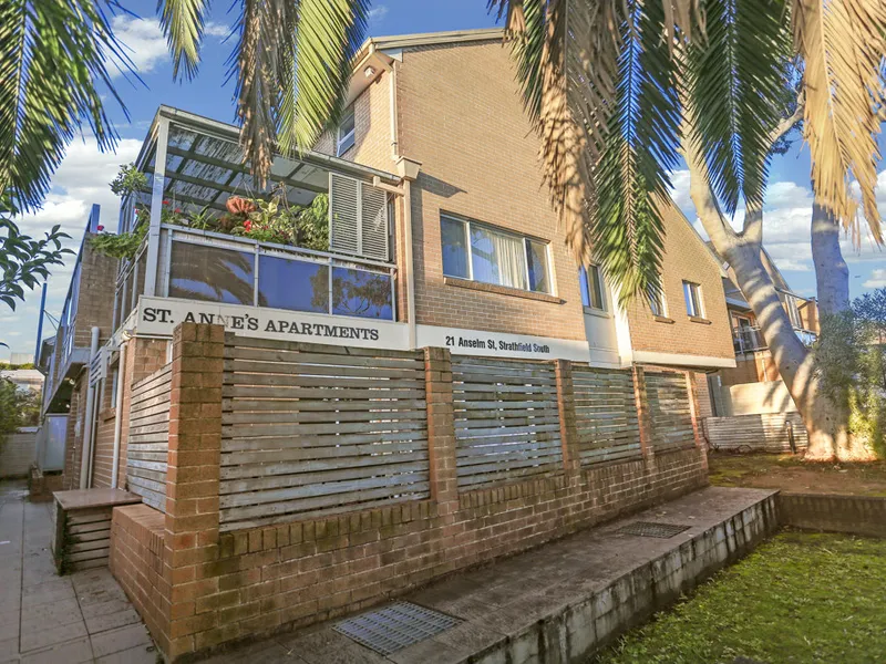 A peaceful retreat in a top floor dual-level apartment