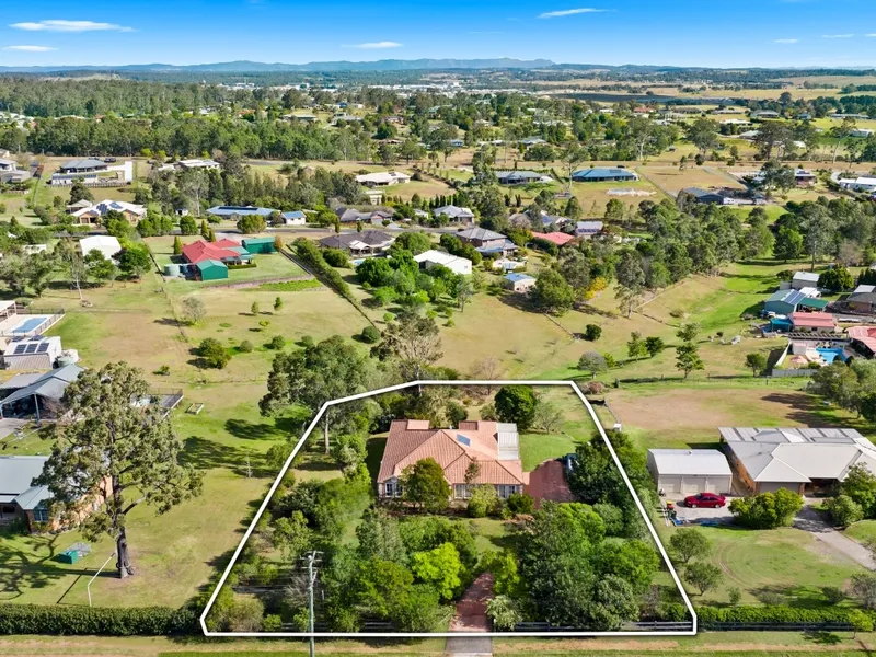 Gorgeous rural setting in heart of town