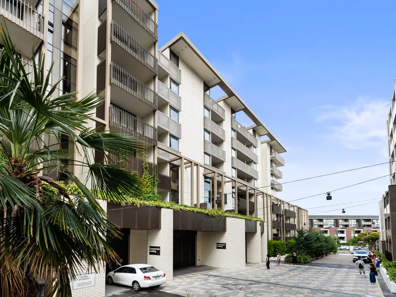 Stylish & Sophisticated One Bedroom Plus Study!