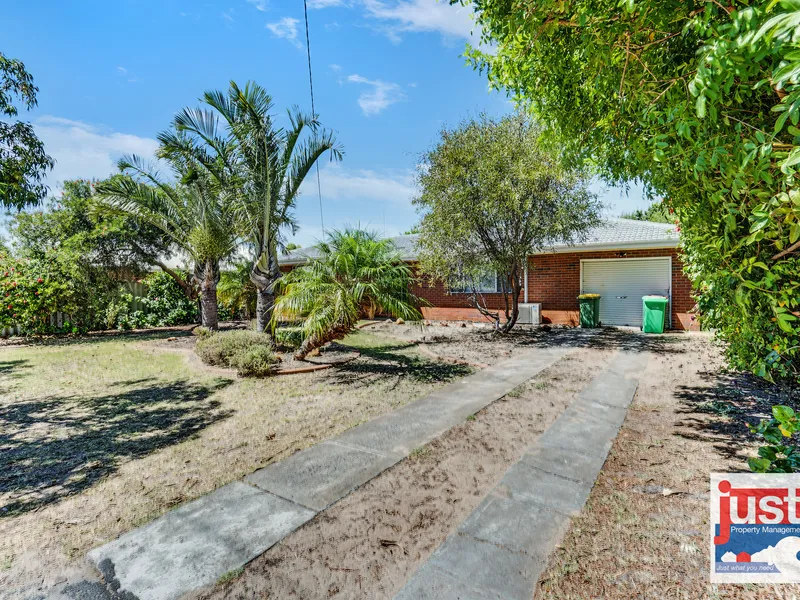 This 3 x 1 home is conveniently situated close to schools, shops, parks and the CBD.