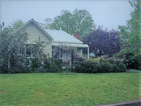 Charming, period cottage in he heart of Uralla 