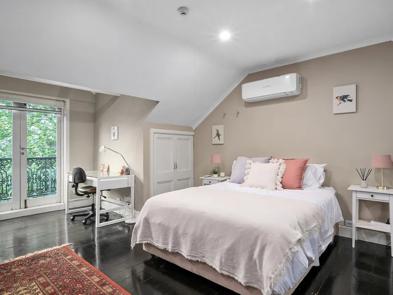 PENTHOUSE ONE BEDROOM ON THE TOP OF THE TERRACE + 30SQM DECK FOR ENTERTAINING, JULIET BALCONY AND BILLS, HIGH SPEED INTERNET INCLUDED