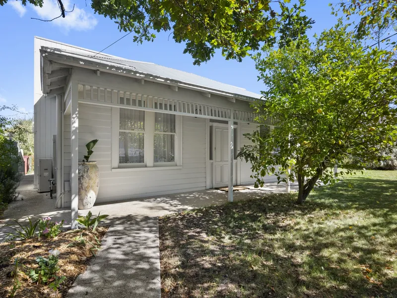 Prestigious Lake Wendouree, Modern 4/5BR - Relax or Entertain!