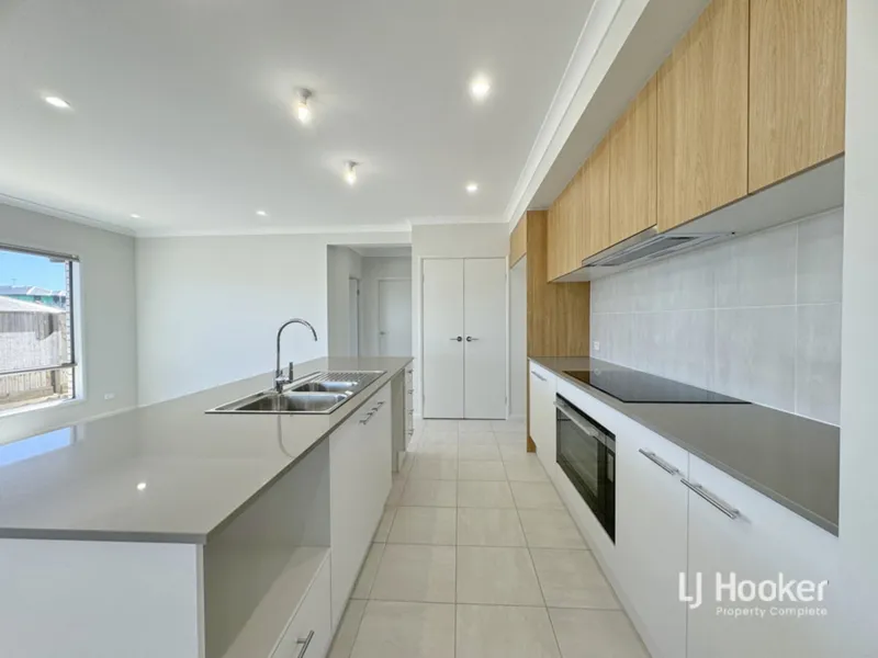 The Ideal Family Home - 3 Living Areas - Walk to South Rock State School