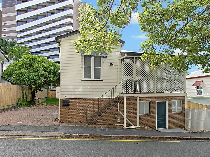 RENOVATED 2 BEDROOM WORKERS COTTAGE  WITHIN WALKING DISTANCE TO THE CBD - LAWN MOWING INCLUDED 