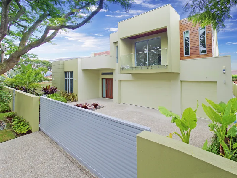 Luxury and Opulence in High-class Robertson Neighborhood