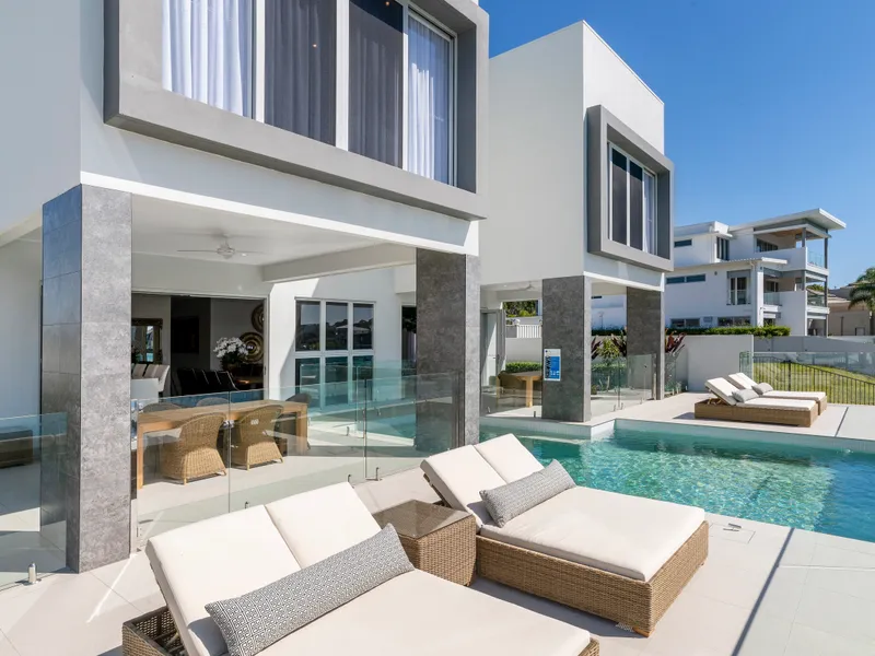 Opulence poised above the Canals