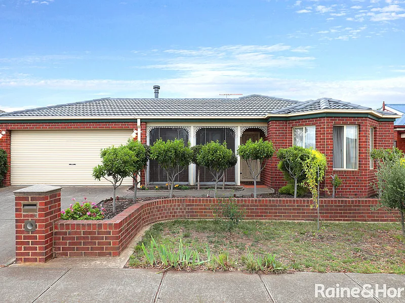 Walking distance to Tarneit train station!