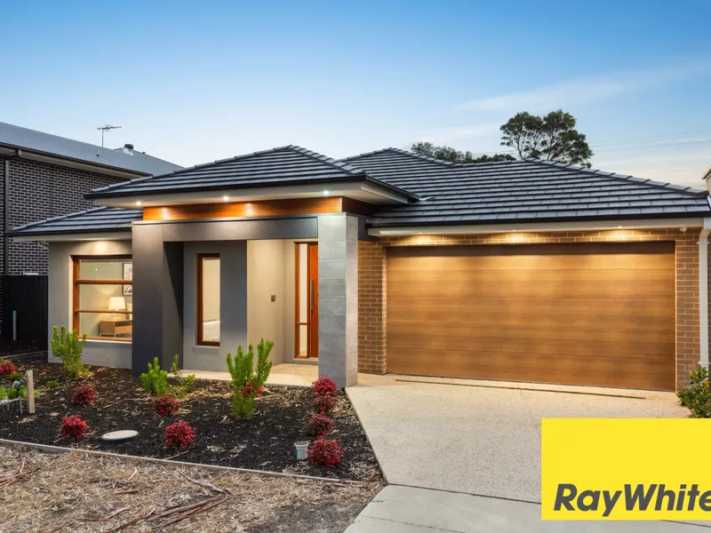 North Facing Brand New Home in Accolade Estate - Walk to Rockbank train station!