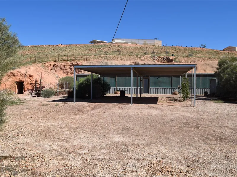 3 bedroom family dugout with views towards the Kempe Rd (Oodnadatta Track)